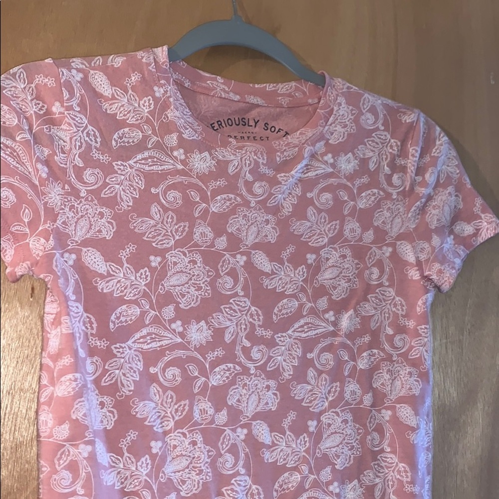 pink tee